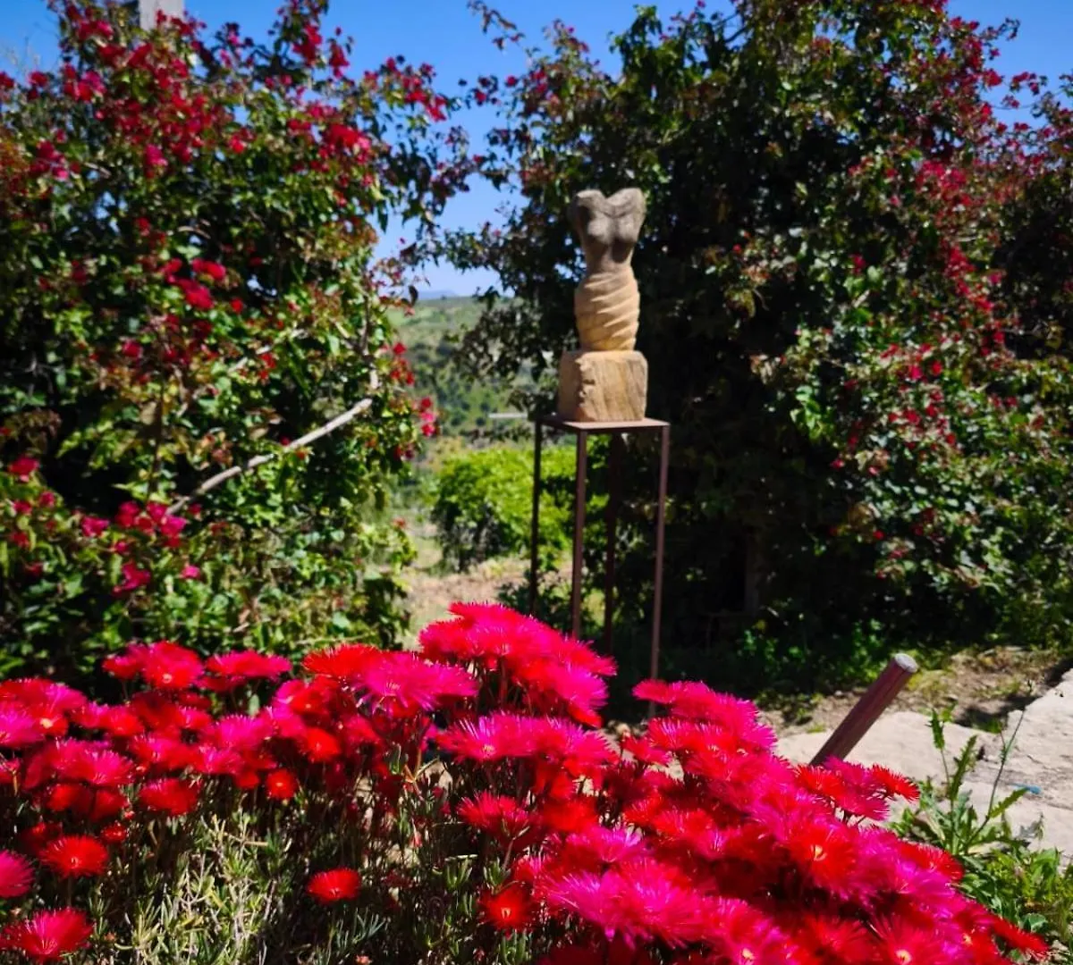 Holiday home Kuenstlerhaus Finca Madreselva Mit Atemberaubenden Weitblick Mit Infinitypool, Kleinen Teichen Und Vielen Sitzplaetzen In Tolox Malaga Im Nationalpark Sierra De Las Nieves, Ideal Fuer Entspannung, Aber Auch Zum Wandern