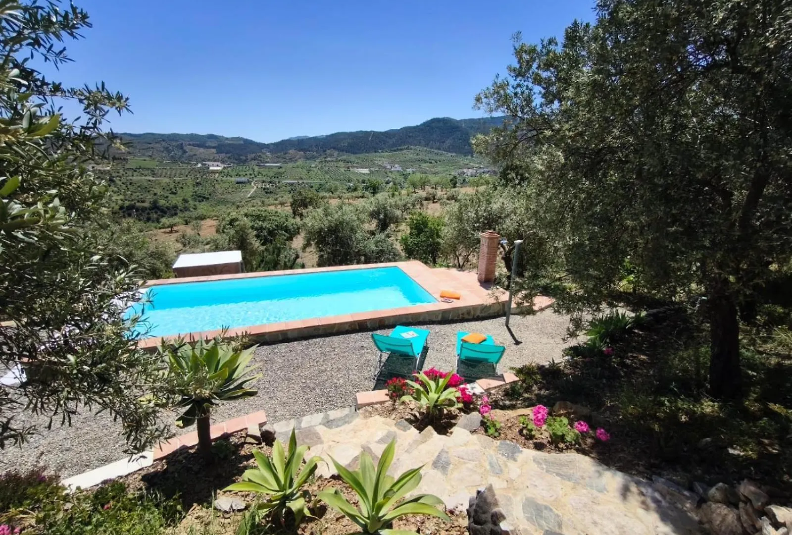 Holiday home Kuenstlerhaus Finca Madreselva Mit Atemberaubenden Weitblick Mit Infinitypool, Kleinen Teichen Und Vielen Sitzplaetzen In Tolox Malaga Im Nationalpark Sierra De Las Nieves, Ideal Fuer Entspannung, Aber Auch Zum Wandern