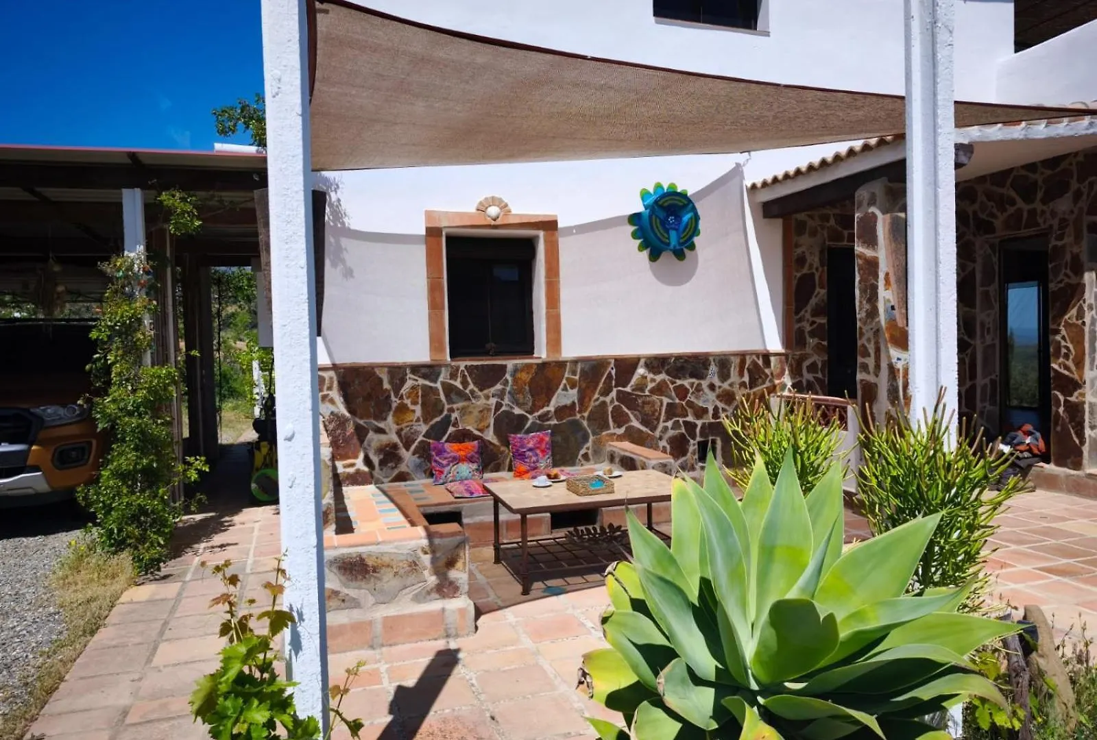 Kuenstlerhaus Finca Madreselva Mit Atemberaubenden Weitblick Mit Infinitypool, Kleinen Teichen Und Vielen Sitzplaetzen In Tolox Malaga Im Nationalpark Sierra De Las Nieves, Ideal Fuer Entspannung, Aber Auch Zum Wandern Holiday home