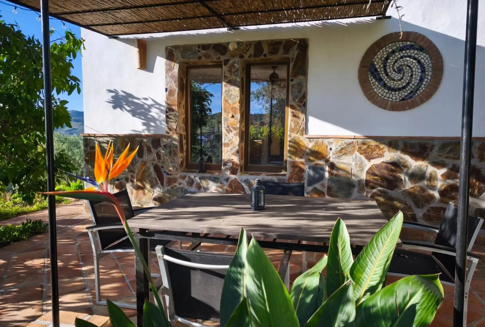 Kuenstlerhaus Finca Madreselva Mit Atemberaubenden Weitblick Mit Infinitypool, Kleinen Teichen Und Vielen Sitzplaetzen In Tolox Malaga Im Nationalpark Sierra De Las Nieves, Ideal Fuer Entspannung, Aber Auch Zum Wandern